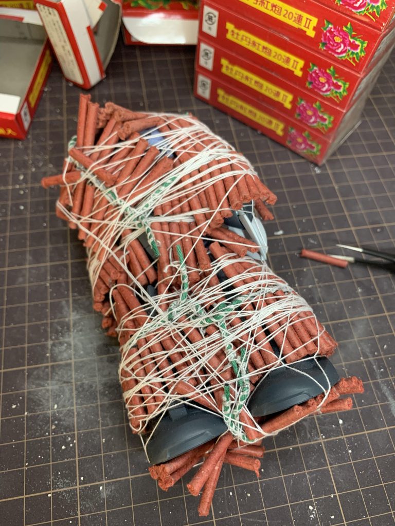 爆竹で焦げや汚れをつけます。加工直後は頭部や足が熱で収縮してしまったりして加工にかなり手間がかかりましたが、この何が起こるかわからないところがこの加工の醍醐味です。もはや破損したところの修正が1番大変だったり…