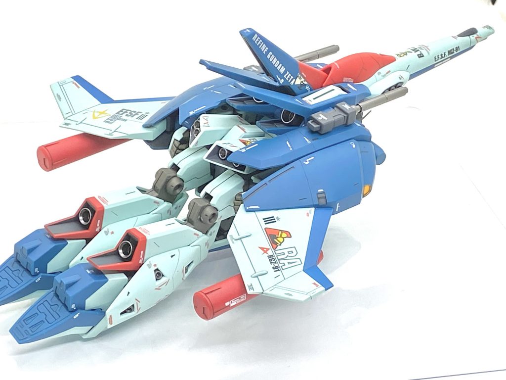 後ろから見たBWSを付けたスペースファイター形態・・・デカールのおかげで密度が出ており、メタリックで塗りましたバーニアが良いアクセントになっています。古いデザインのデカールだけですと古臭くなりがちなのですが、最近出ました閃光のハサウェイ用や余っていたRG各種のデカールは小さ目且つ最新に近いデザインの為に組み合わせて使いますと上手く誤魔化せると思います(使ったMGの逆襲のシャア用は20年ぐらい前の物で今のデザインに比べると古臭いと思います)。いつもは塗装やデカールが剥がれるから絶対に変形はさせないのですが・・・やりたくはなかったのですがBWSを付けたのですが案の定、膝関節のクリアーは剝がれ、肩のデカールが擦れてボロボロになってしまい(泣)、展示が終わったら修正しようと思います。