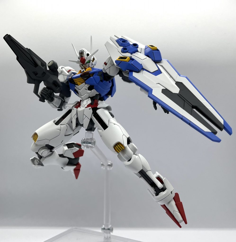 パッケージのポーズエスカッシャン(シールド)の1部はマスキングして塗り分けています。特に穴が3つあるガンビットは付属シールの粘着力が程よいのでマスキングで助かりました