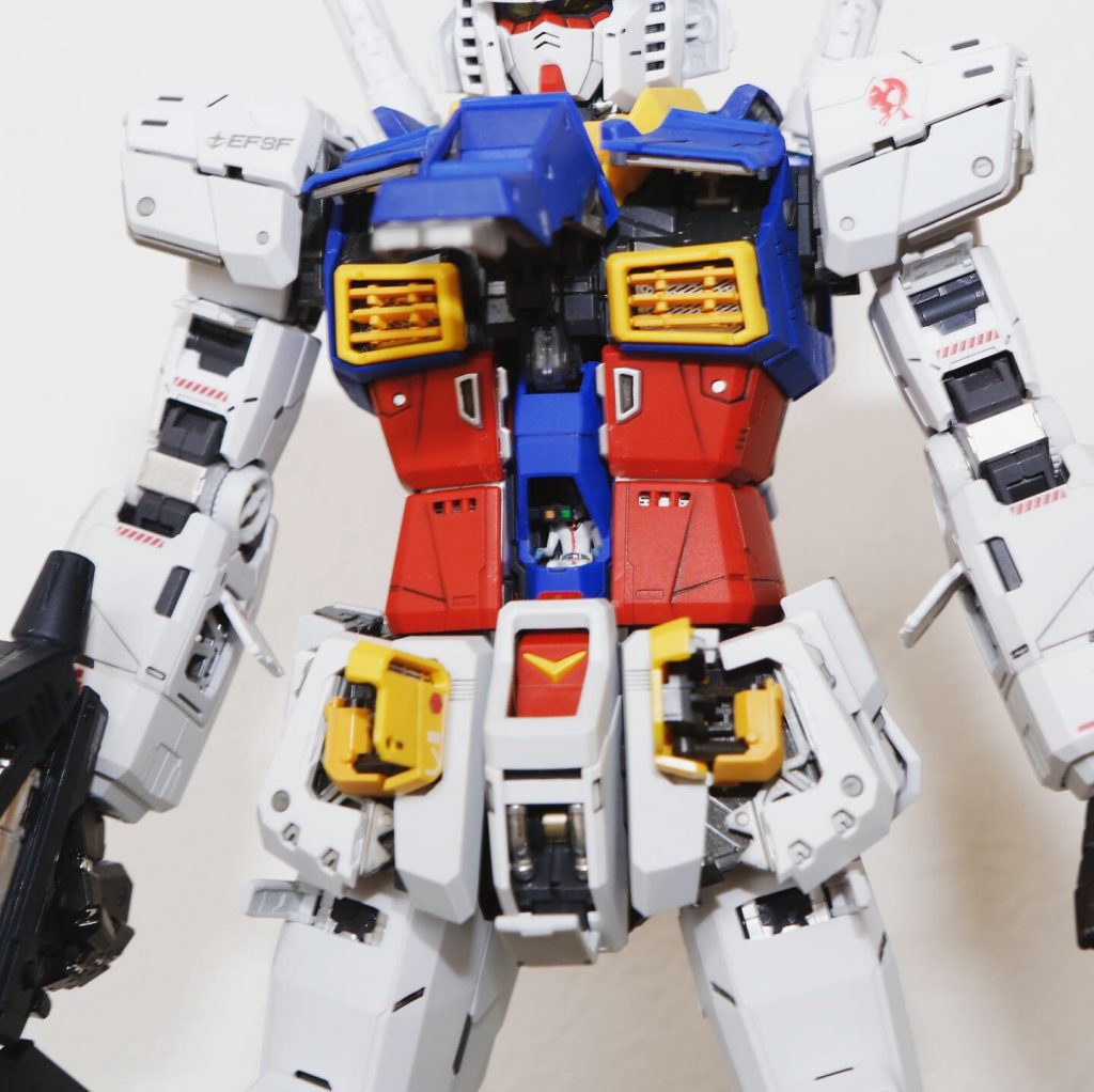 みんな大好きフルハッチオープン。射撃スコープは手持ちのメタリックデカールを刻んで再現。アムロ嶺氏は部分塗装。
