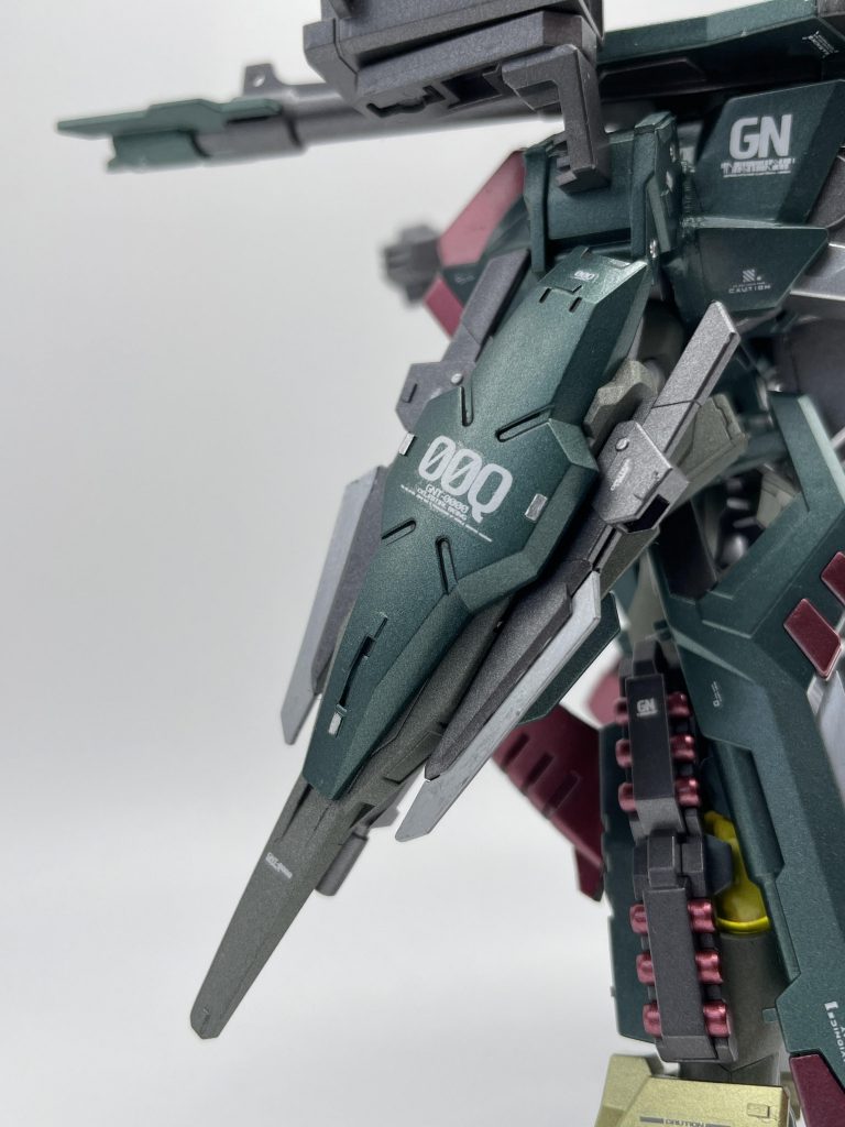 アームズシールドのアップ外太もも部分にハンドグレネードユニットを装備。HGフルアーマーユニコーンから移植しました。既存のヘビーマシンガンとコマンドソードに加え、複合バヨネット装備型ビームライフルも装備した事で長時間の近・中距離戦闘も可能に。