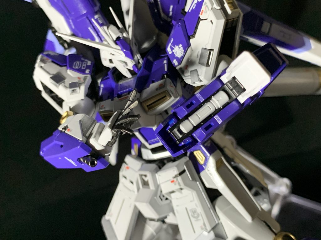 基本的にランナーごとスプレー塗装とエアブラシを少々、ガンダムデカールを貼って最後に光沢トップコートの簡単3ステップで完成。密度感あって金属光沢も映えるしギミックも凝っていて組んだ後もたくさん遊べる素晴らしいキットでした。