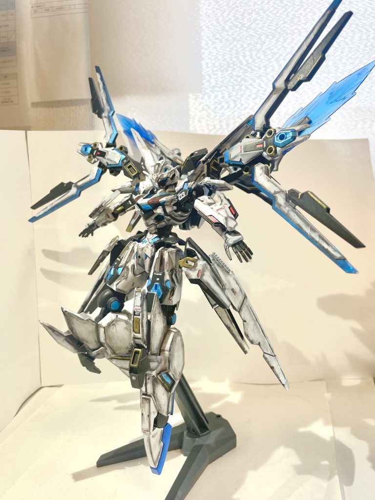 ガンダムクラウゼル   ビットオンフォームGUNDビットを身に纏った姿。エアリアルを凌駕する程の超圧倒的な機動力と近接戦闘力を誇る。