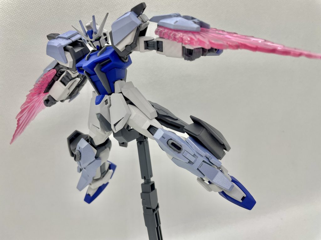 高出力ビームブレイド発振器と連射力に優れたボックスビームガンの複合武装である、攻盾システム