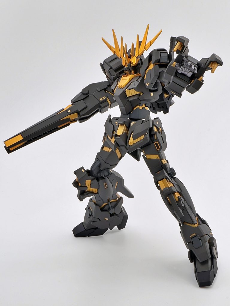 このバンシィってポージングが難しい作中などでも印象的なポーズもあまりないような・・・