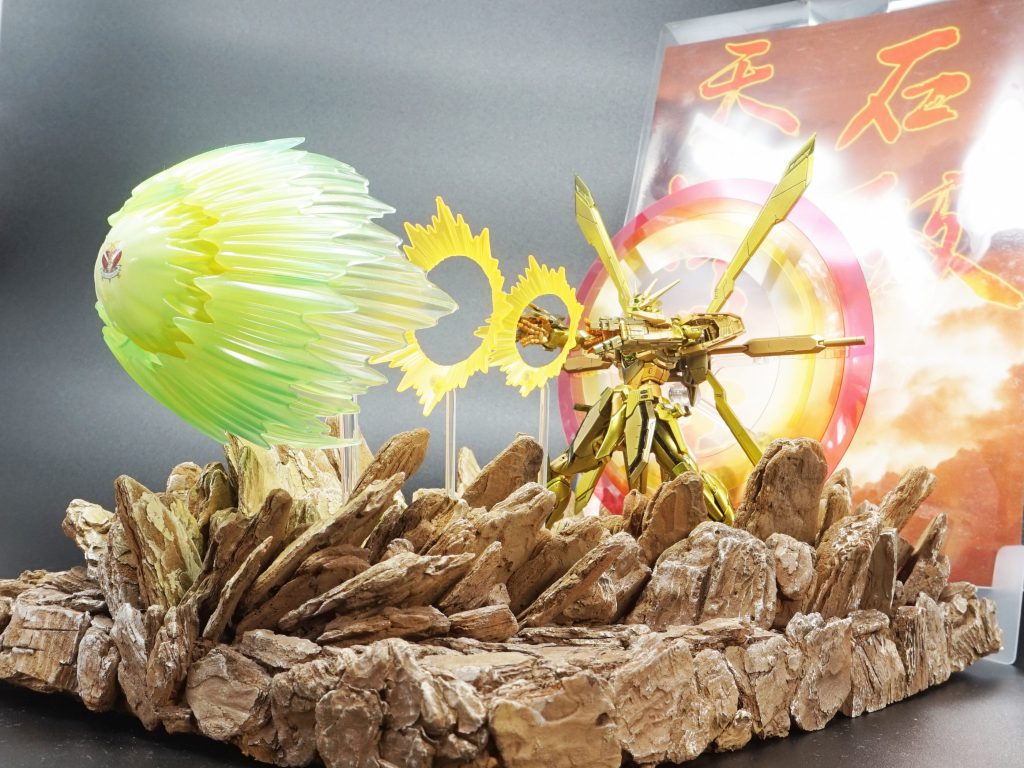 こちらは石破天驚拳をイメージした台座です。気弾はコトブキヤのロックマンXのフォースアーマー ライジングファイアVer.から拝借。間に30MMの銃撃エフェクトを2つ置いて装飾しています。