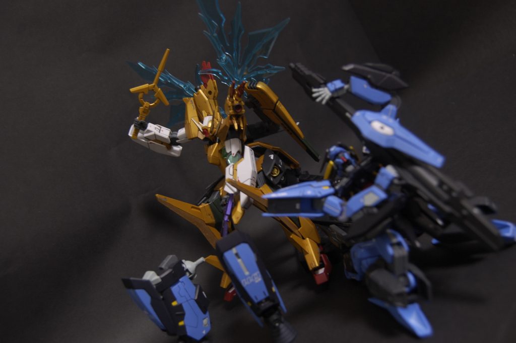 　最後に二人がバンドを組んでいたころの写真を置いておきます。SDってこういうネタイラストよくありましたよね。　ちょっと長くなっちゃうけど最後に感想を。　ライバル機の同時制作ということで絡みのシーンを中心に写真を撮りましたが、いつも虚空に向かってポージングつけてるのと違いポーズのつけ甲斐・説得力が段違いでした。相手・対象がいるだけで思いつくシーンのパターンがグッと増えたので、投稿に載せきれなくてボツにした写真もけっこうあります。コマンダーが近接武器をろくに持ってないせいでお決まりのつばぜり合いの写真を撮れなかったのですが、逆にそのおかげで二人が対峙するポーズの他の可能性に想像力を膨らませることができた気がします。　ただ、やはり塗装ハゲや亀裂が入るパーツも出てきました。今まで色んな投稿作品を見ていて、凝った作品ほど素立ちの写真しか載せてないことも多くてもったいないなーとモヤモヤする気持ちがあったのですが、今回完成品を動かしたくない気持ちも理解できた気がします。あとそもそもスケールモデルなのかアクションモデルなのかみたいな根本の違いがあることも知れました。プラモが進歩していって塗装後のクリアランスも確保された設計になっていったらいいなあと思います。　あとモチーフどりについて。今回邪道なモチーフどりをしたと思ったのですが、よくよく調べるとキャプテンとコマンダーの原作モチーフがライバル関係にあることって全然ないんですよね（これはたぶん当時の放映作品だとライバル機がガンダム顔じゃなくて、そのまま関係性を持ってこれなかったせいもありそうです）。そもそもSD作品ってちょこちょこ原作の味方機や中ボスみたいなのを敵ボス格にしてスポットを当て直す「モチーフどり・関係性のズラし」みたいなのがあって賛否ありつつも印象的だった記憶があります。特にSDガンダムフォースの騎馬王丸とかセンスあって好きでした。こういうズラしは一気に色んなパターンのモチーフどりを許すことになるので、創作する側としても「うまい人がいい作品つくってるからそれ見て満足」で終わらず、「自分なりの解釈で自分がつくる意義」みたいなのが生まれやすいんじゃないかと思いました。　半年もつくってたせいか無駄に色んなことを考えてしまいました。とりあえず完成させられてよかった…！