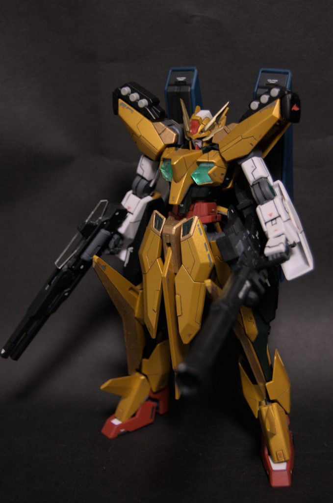 　こちらは、肩はシンプルにしたほうがかっこよさそうだなーといじっていたら辿り着いた形態です。ヘヴィウェポン版、今風に言えばコマンドパッケージみたいな感じです（そもそもコマンドの機体ですけど）。肩はミサイル出そうな雰囲気ですがジェスタのハンドグレネイドで、キャノンはサーペントのもの、背中のミサイルパックはアリオス自身のものです。金色を黒色などで縁取ってる印象が少し強くなって、個人的には一番好きな形態です。武器マシマシの金色キャプテンってあんまり見ない気がしますね。