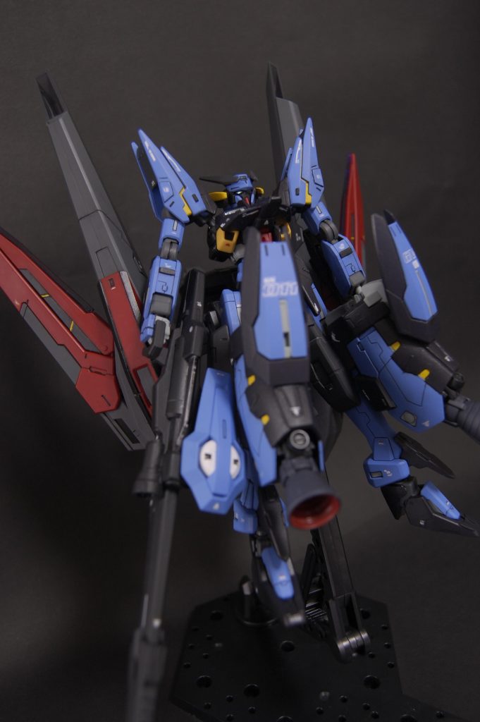 こちらは最初に作りはじめた、ハルートの装備をそのままコマンダー系に見立てた形態です。マスクはUVレジンで複製した前頭部にくっついているので前頭部ごと交換して替えます。通常時の頭部の目には取り外しできるレジン製の狙撃スコープが付いてます(くもっちゃってるけど)。