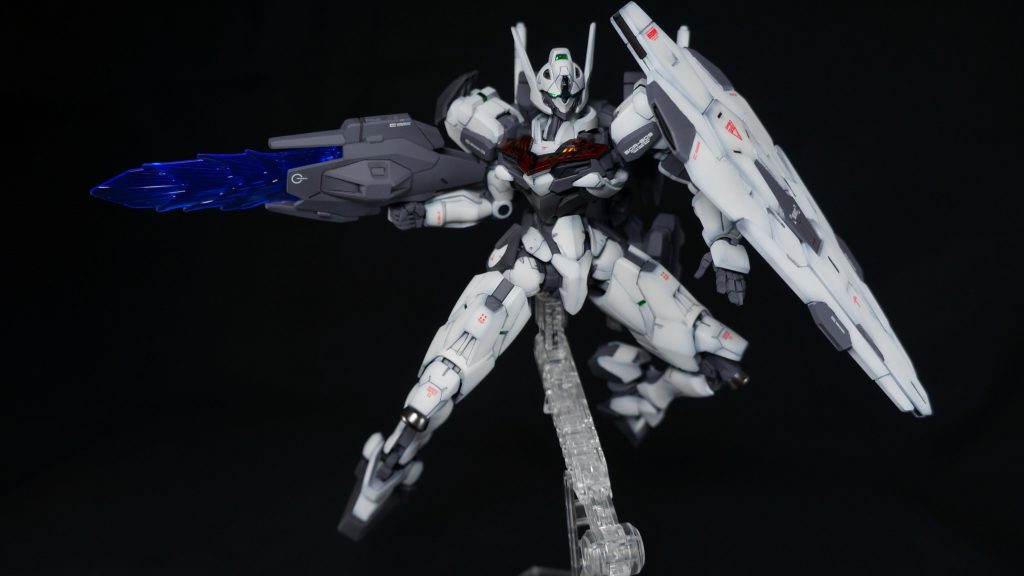 テスト機のようなモノクロな感じが似合うと思ったので、白とグレーの配色としました。フレーム部分と元々ピンクの部分は違う色ですが、あんまり違いがわからない結果になってしまいました。