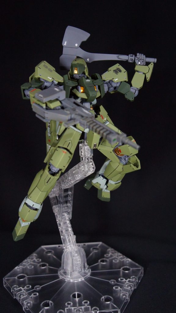 部分塗装、艶消しトップコート仕上げのグレイズになります。各所にスジボリ追加や穴あけによるディテールアップを施しました。フレームはメカサフで塗装し、関節部などをメタリック塗装しています。