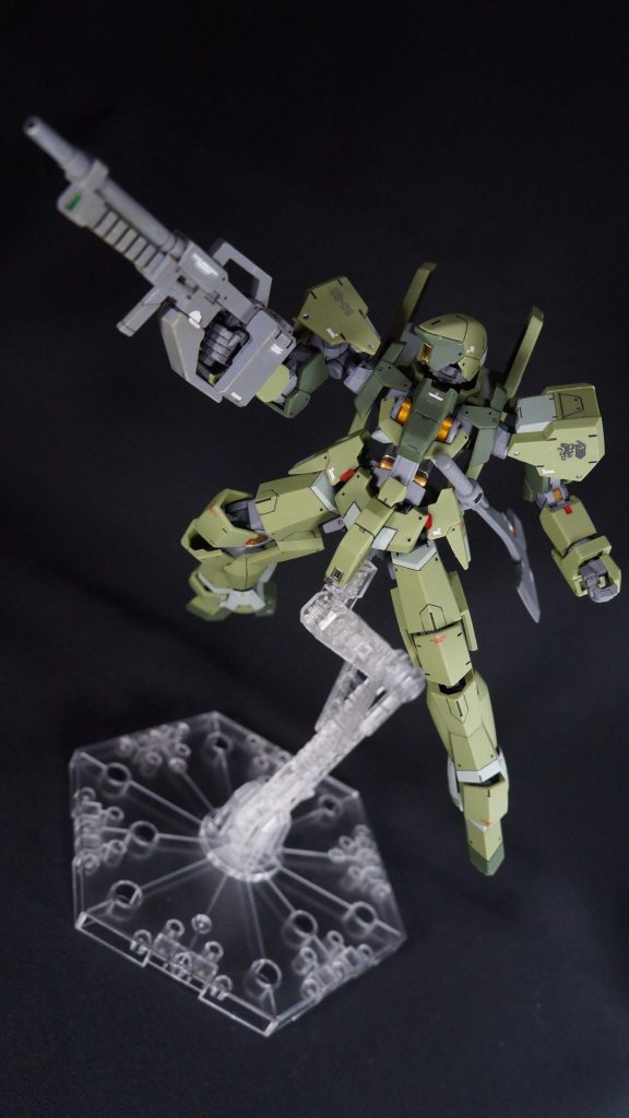 射撃ポーズ外装の塗り分けはグレーにほんの少し緑を足すことで、外装色となじむかと思いましたが、グレーでよかったかなと後悔。