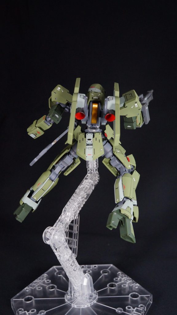 射撃ポーズ背面背面のバーニアは内側を赤、外側をスターブライトアイアンで塗っています。