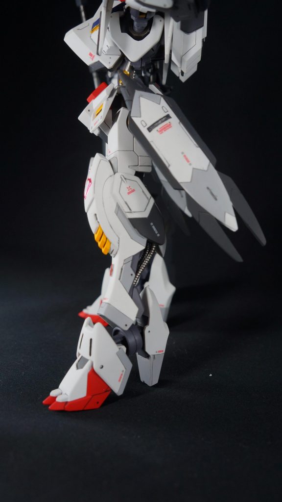 脚部はスジボリ追加と塗り分けを頑張りました。