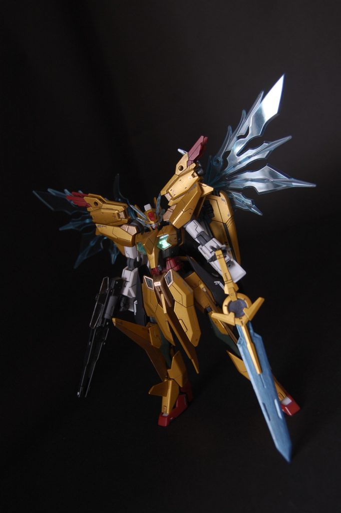 　こちらはフルパワーモードみたいな感じです。SDにありがちだったアンテナの特殊素材感を出したくてレジンでつくってみましたが、造形ぐちゃぐちゃでモロいのでつけてるのはこの写真くらいです。このモードはSDっぽいケレン味を臆さず出したいと思ったので、シャイングラスパードラゴンの羽がいい味出してくれて役立ちました。