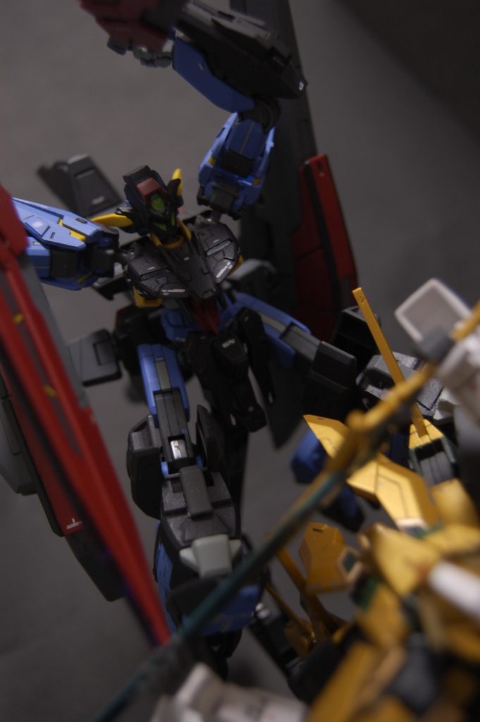 キャプテンと対称性を持たせるために近接武器をろくに持ってない形態が多いので、剣で戦ってるシーンはこの形態の写真くらいになっちゃいました。
