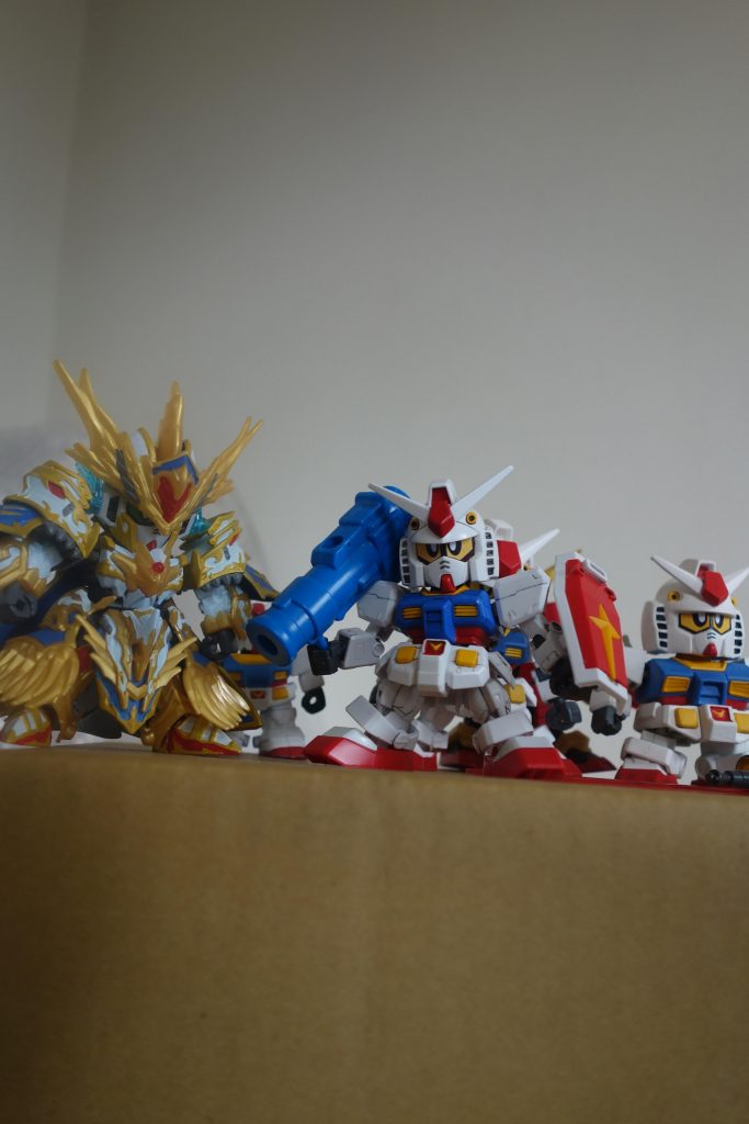 這是他在sd英雄亞瑟鋼彈旁邊的樣子