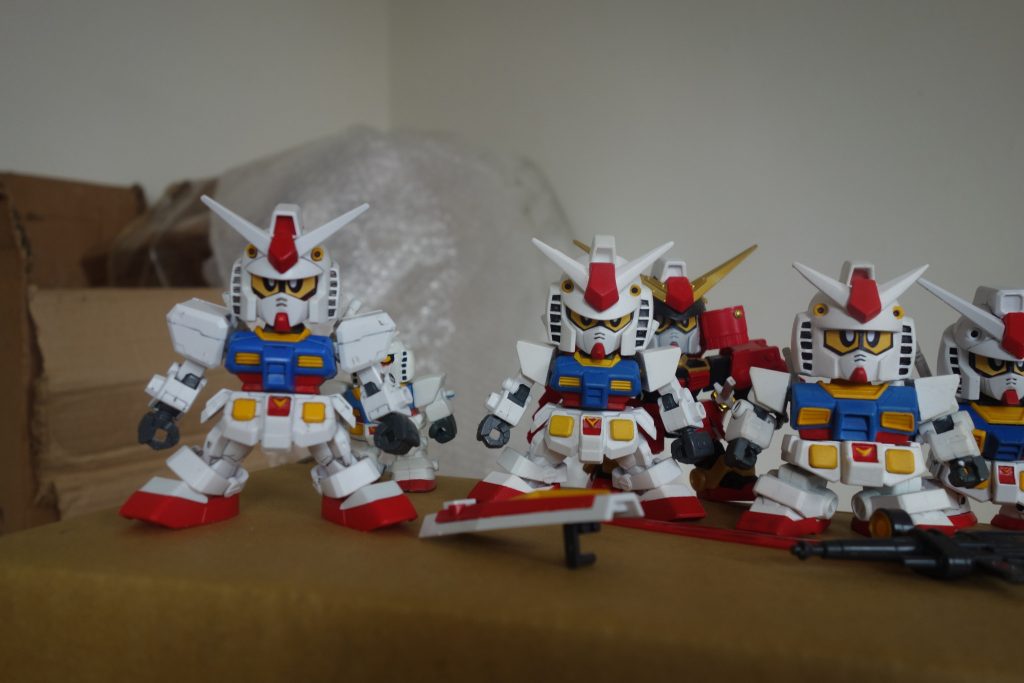 這是在頭比較大bb329號鋼彈旁邊的樣子