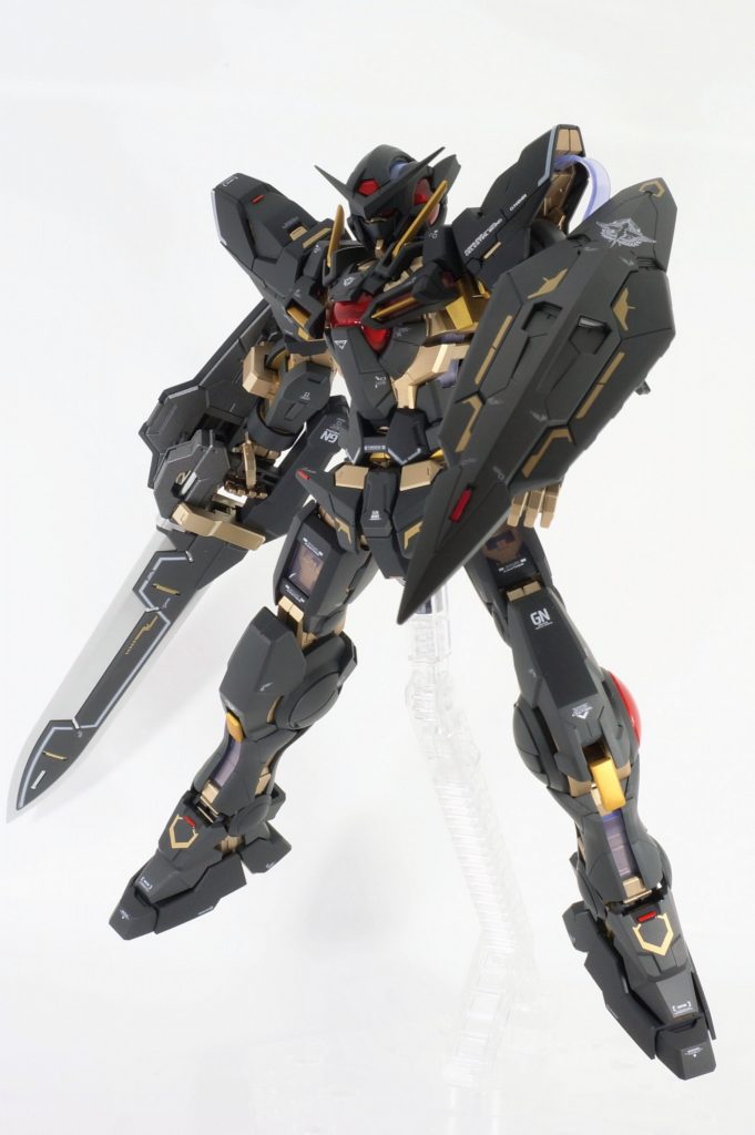 別アングル＆別ポーズ。フレームは塗装が剥げると中からネオンパープルの成形色がこんにちわしてくるので、怖くてあんまり可動させられませんｗ（OOシリーズのMGは元々関節がキツめなので余計に…）