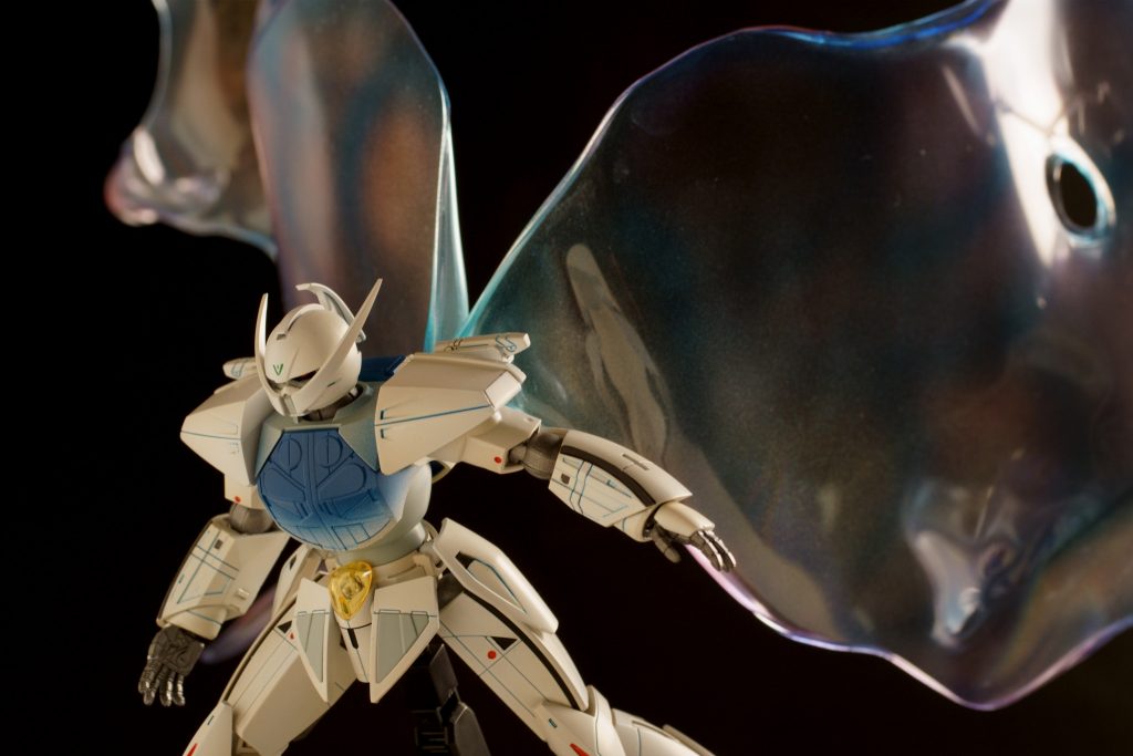 月光蝶は自作エフェクト。クリアーブルーと蛍光クリアーレッドでエアブラシお絵描きした後、ガンダムマーカーの新作「月光蝶ホロシルバー」を希釈してエアブラシで吹き付けています。