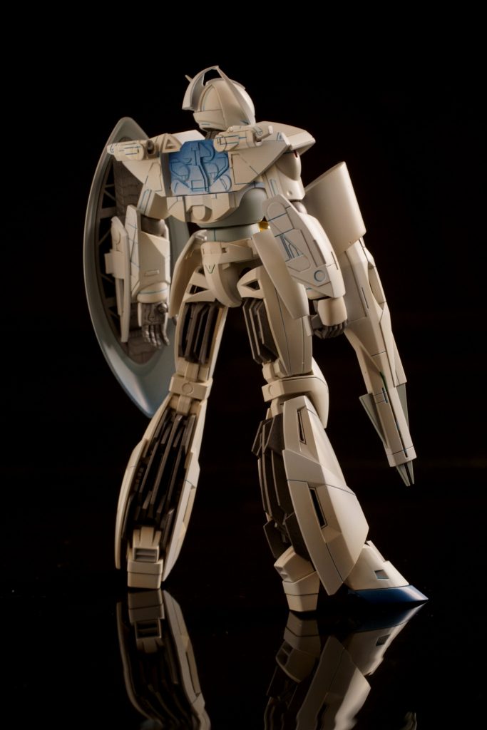 背面の情報量の多さは、ターンAの魅力の一つ。背中のナノマシンベイは、もともと差し替えで再現する仕組みですが、僕もそれに習いました。月光蝶エフェクトを装備するときは、OPENパターンのパーツを利用します。