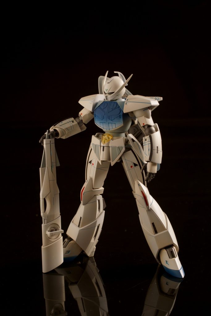 ビームライフルやシールドも同じようなスミイレをしています。アーティファクト感を隅々まで徹底。胸部やつま先のブルーも完全には塗らずにグラデ。ナノスキンの色分けが完全ではない雰囲気でしょうか。プロポーションは若干変更。首の座りと、股関節の左右延長。可動域を拡大するためにダボのカト等。