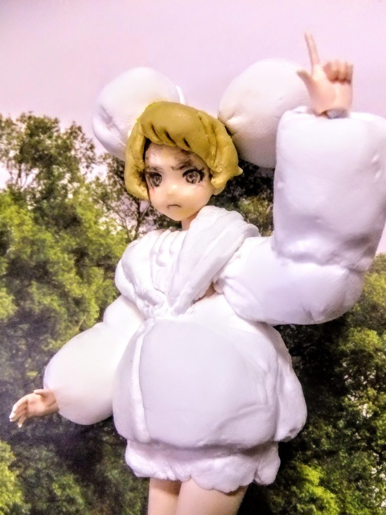 特異な衣装と頭髪は百均アイテム（のびーる粘土）を使って形状構築？ボンボンの中はスチレンボードをあんこにしています(笑)