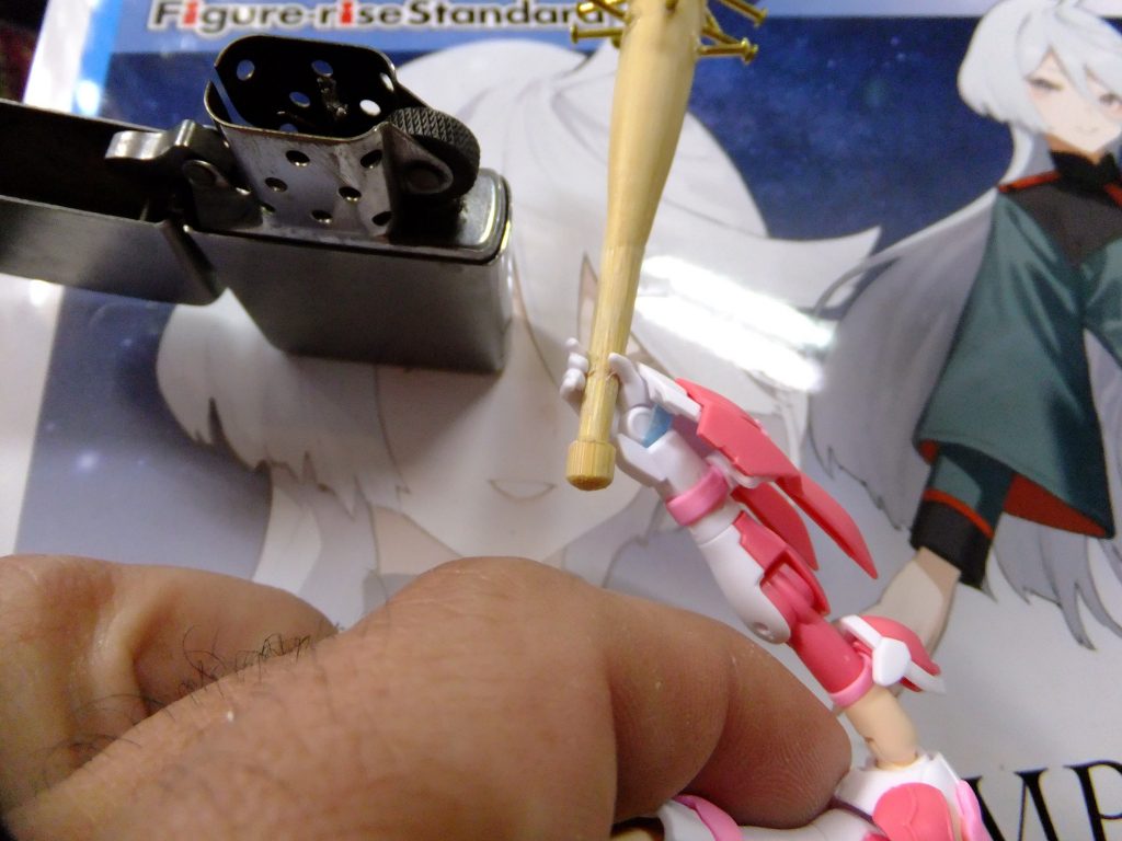 釘バットを握り〆るためにジッポーで炙って調整♬(自分はせっかちなのでジッポーを使っていますが火力が弱い線香を使用すると失敗が少なくなります。)