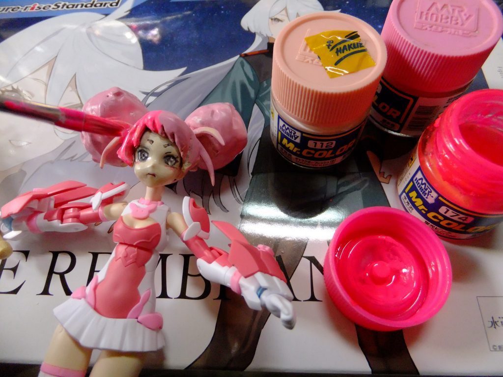 クレオスの蛍光ピンクをベースにボディカラーに合わせて調色して筆塗りしています。ミキシングする為に頭部を若干小型化してバランス調整(主に頭部のボンボン?)しました(笑)