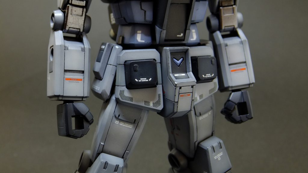 腰まわりの1枚。腰装甲についているキューブ部分は、もともと角張った感じの部品だったので、左右それぞれ、下側と外側を削って形状を変更。