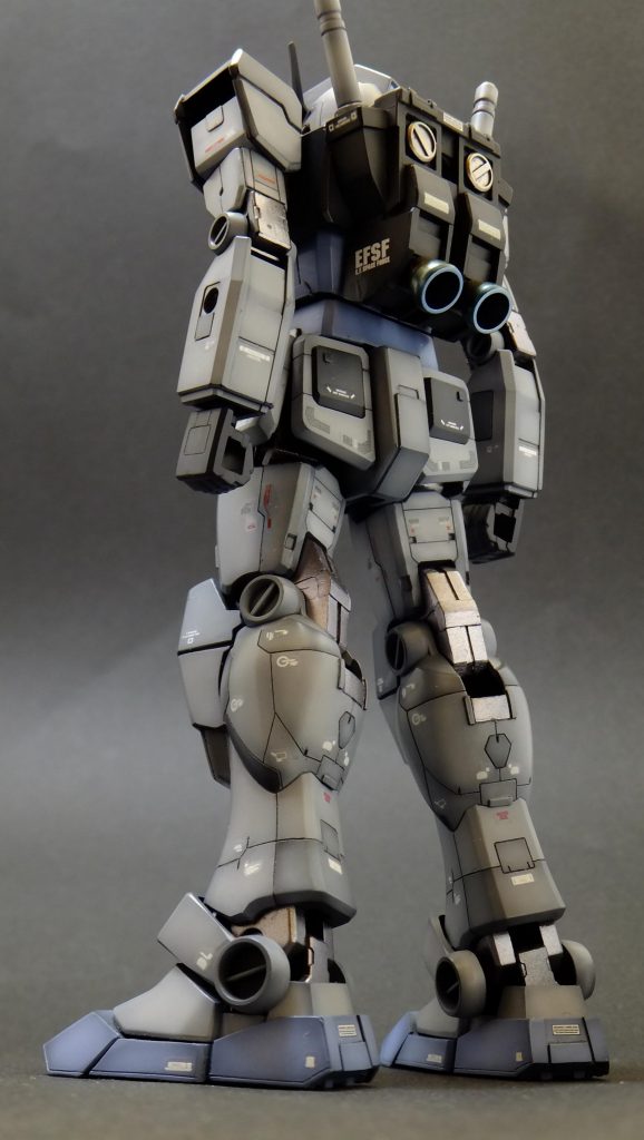 後ろ姿も、メインになっている工作はスジボリ。パネル部分で塗り分けしています。ランドセル部分は、元パーツをベースにして、プラ板で作り直し。もっと緻密な感じのディテールにできればよかったかなぁ、と思う部分もありますが、そこそこかっこよくできたのではないかな?とも思ったり・・・。