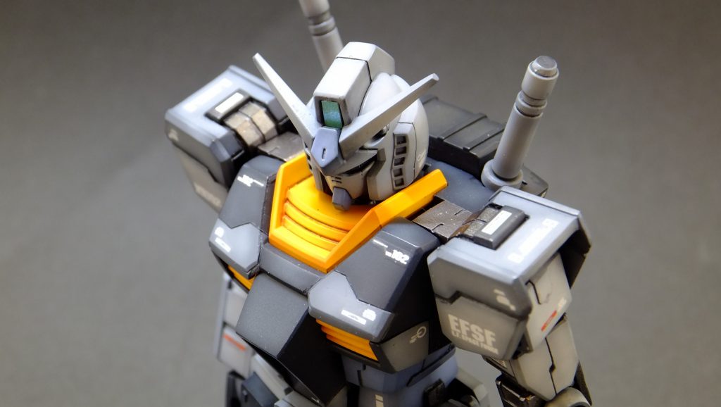 斜め上からの1枚。肩に内部フレームのようなものを表現するため、肩パーツを削って段差を作り、プラ板でフレーム部分を作成しています。