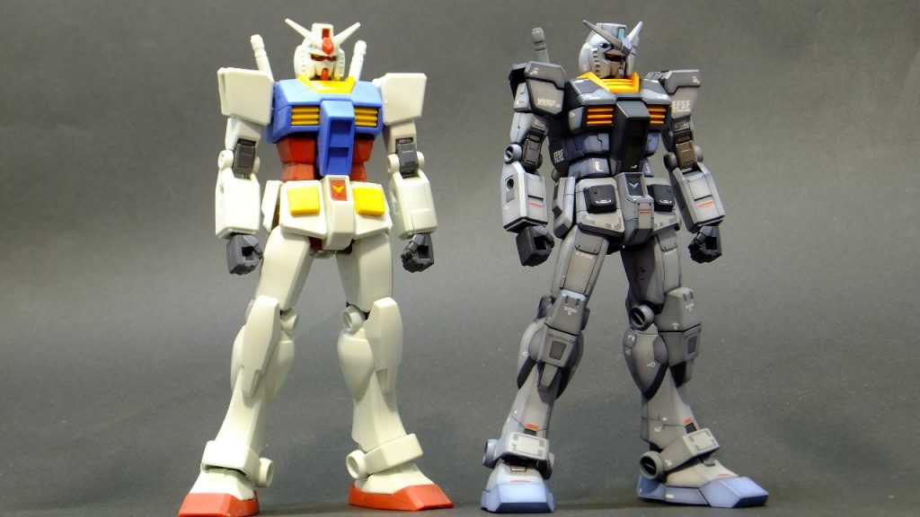 左は素組み。全身の比較画像になります。