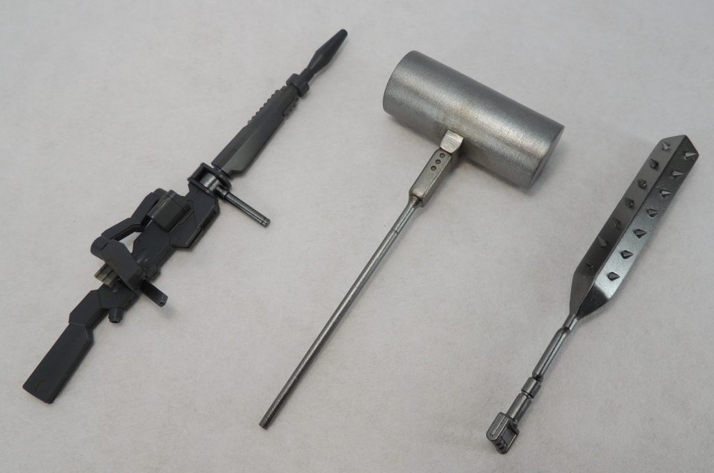 巨大なピコピコハンマー？は、ガンタンク初期型の背面ユニットを二つ繋ぎ合わせ、ランナーで柄を作りました。中空なので、大きさの割に軽いです。鬼の金棒？は、ドム／リックドムのビームバズーカを芯に、ランナーとジャンクパーツで製作。細かいトゲはシリコンゴムとキャストで量産しています。