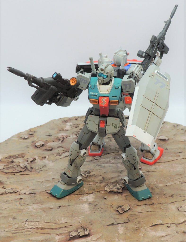HG1/144オリジン版ガンダムを使い、共闘シーンを簡易ジオラマで再現。