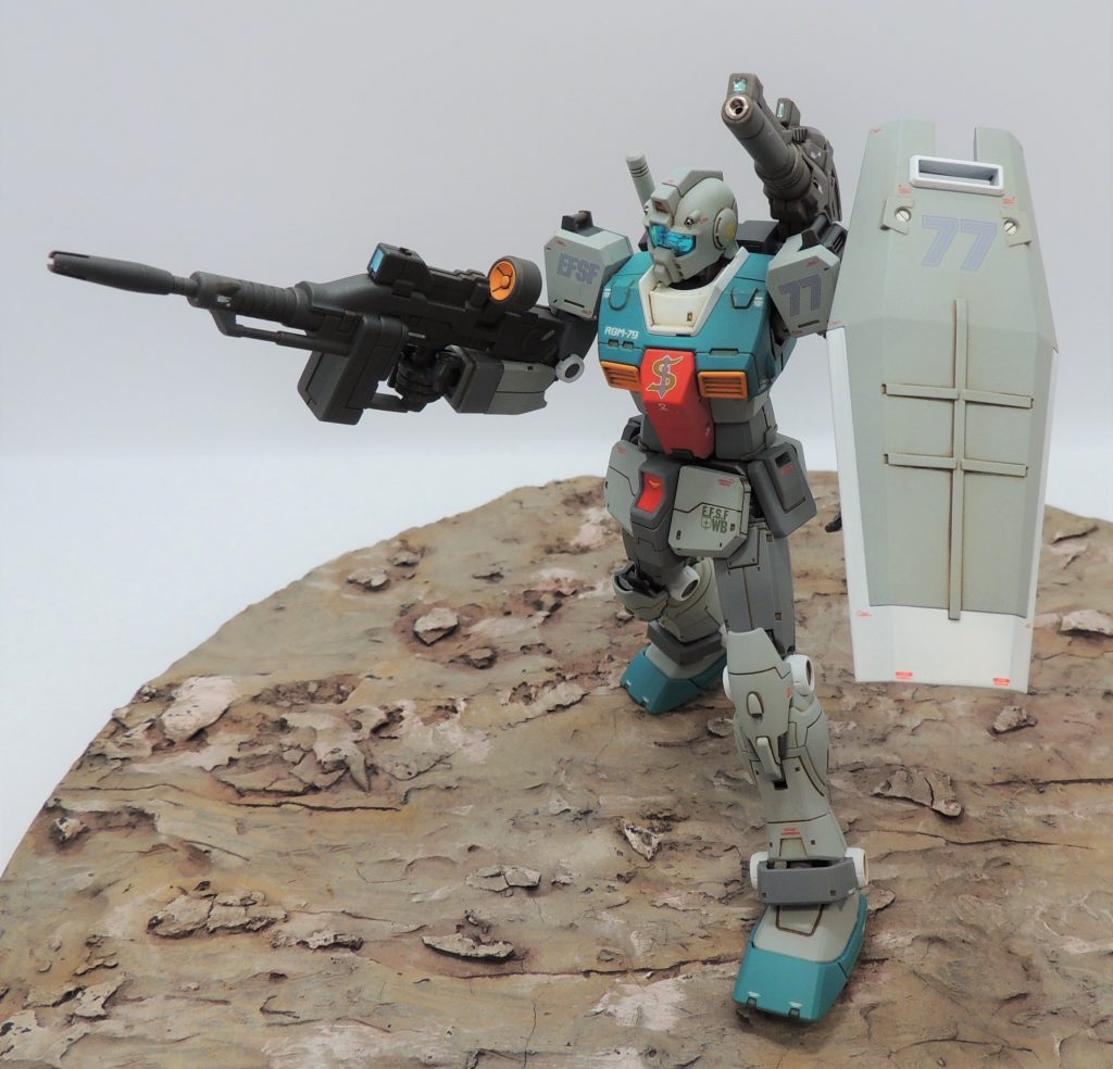 左肩のショルダー・キャノンを、1/144オリジン版ガンダムから移植。3㎜Φの接続穴が各所にあるため、ガンダム・GМ系のキットからパーツを流用しやすいのも本機の特徴。