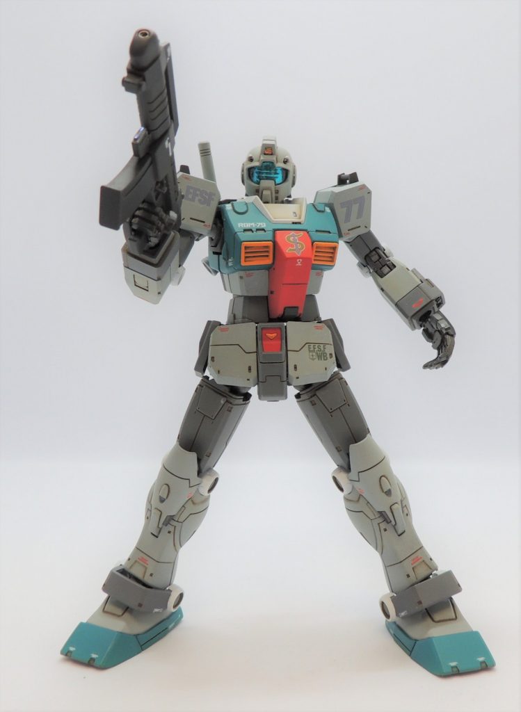 ビームライフル(初期型)とビームスプレーガン(オリジン版)が付属して武器類が豊富だったり、水転写式デカールが付いていたり、細かいですが股間ブロックのV字が別パーツだったりと、キットは至れり尽くせりの内容で嬉しい限りです。久々に組んでいて楽しいキットに巡り合いました。