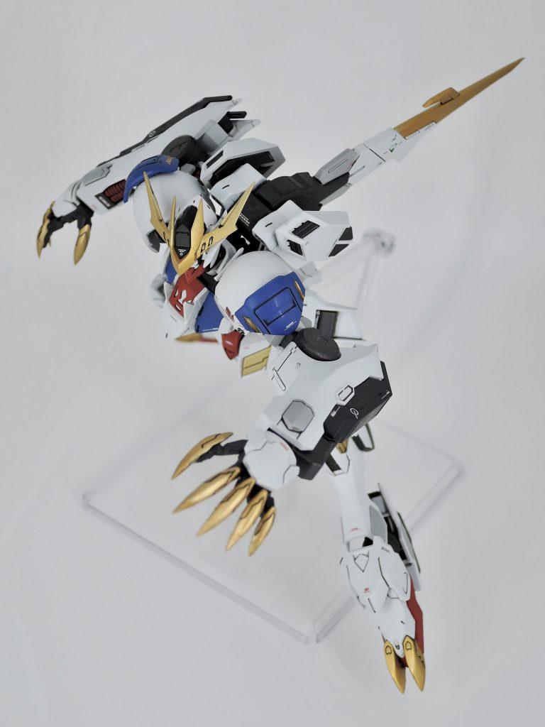 首の延長のおかげで、だいぶ上を向けるようになっています。