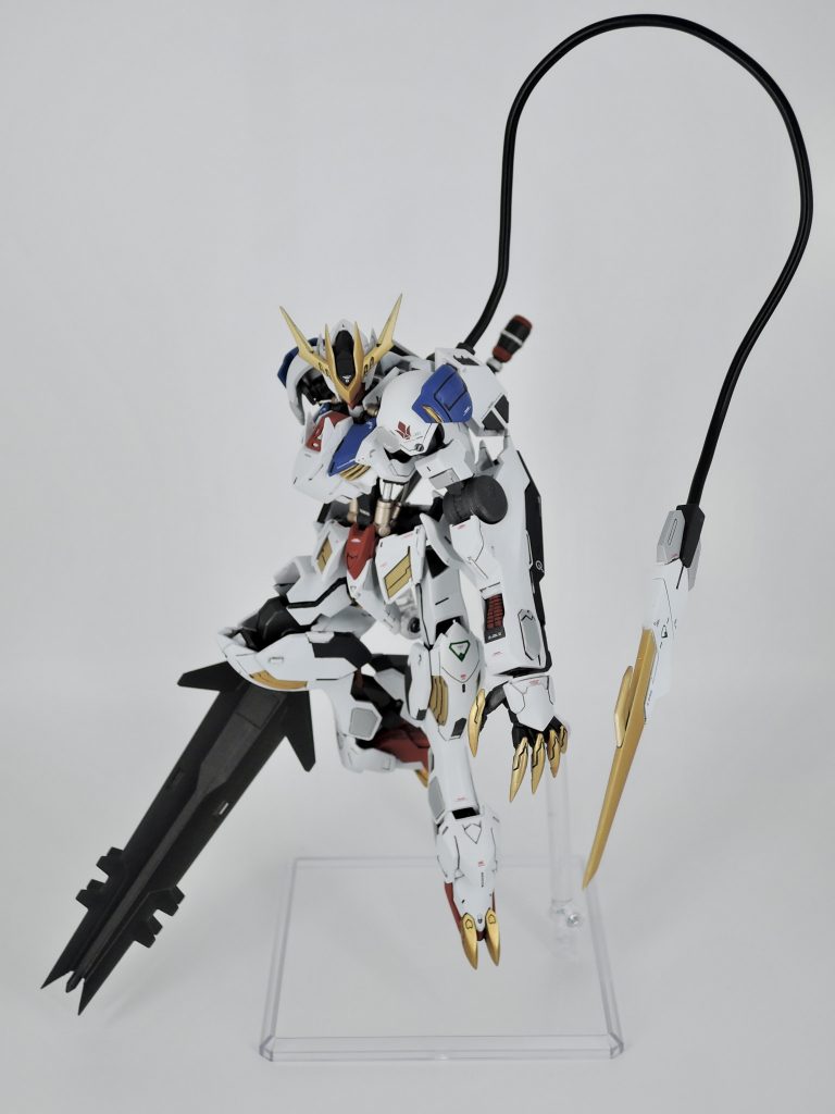 テイルブレードのケーブルはRGエヴァから流用メイスの柄部分もRGエヴァのパーツを使ってリメイクしています。