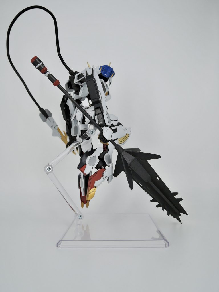 手首は角度がつくように加工しています。