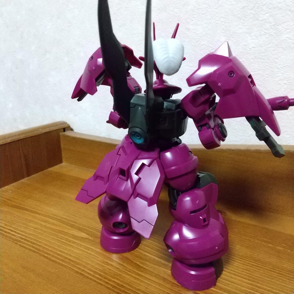 特徴的なビームパルチザンが目を引きますが両肩のショルダーにビームライフルとビームトーチがそれぞれマウント出来る様々な戦況に対応出来る優秀な機体です。