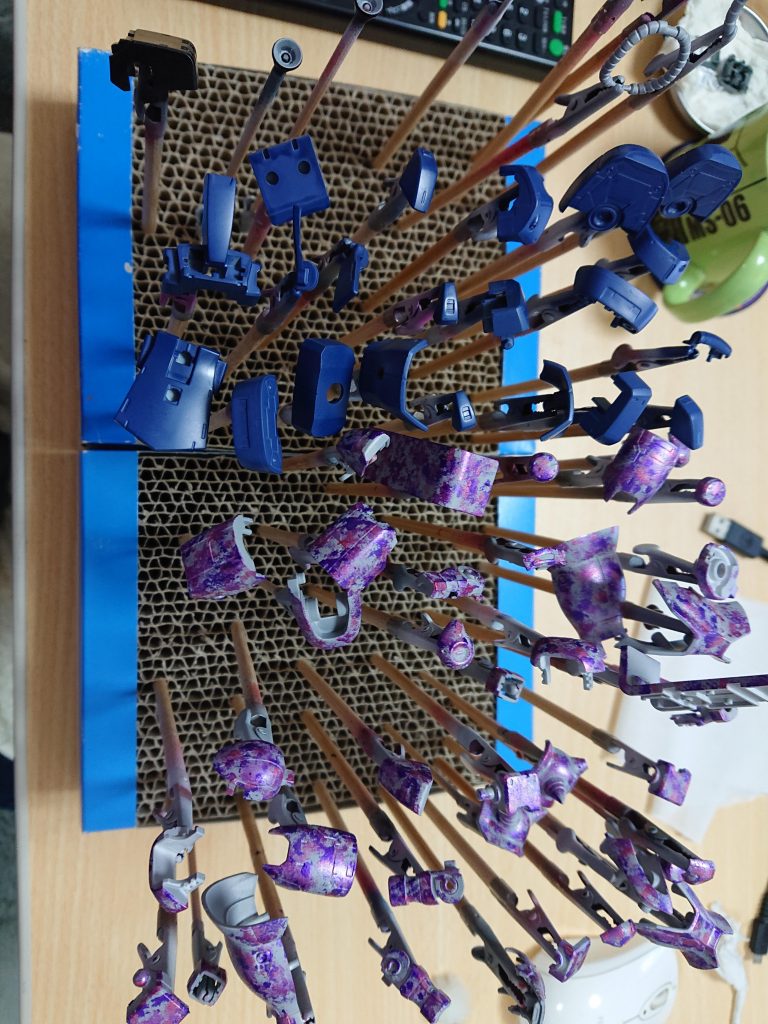 頭、手足はグレーベースで、ボディはティターンズブルーベースで塗装しました。