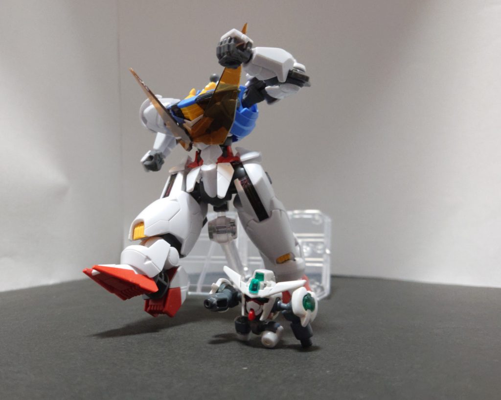 自作ガンプラ『V・ヘッド』と一緒に。