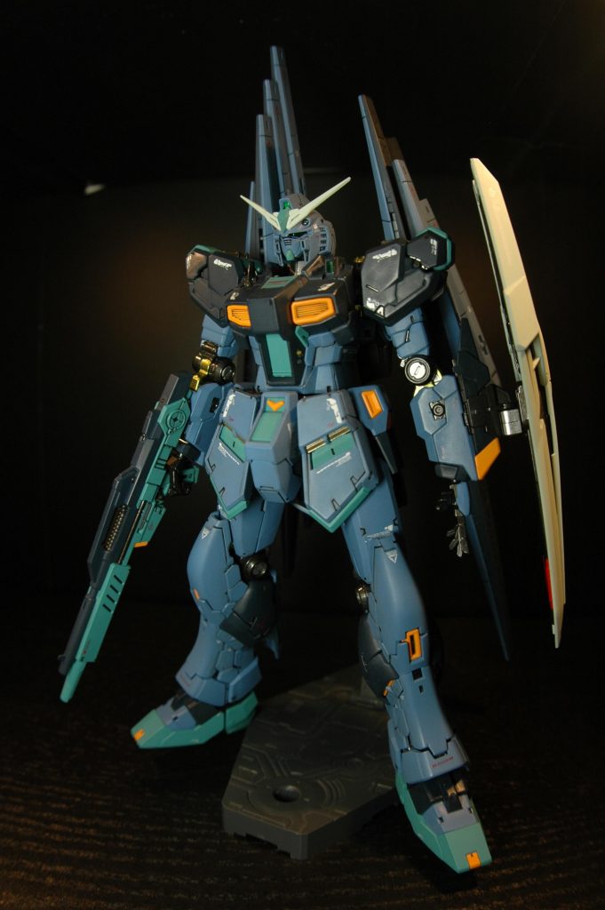 色んな方々の作品やイラストなどを参考にカラーリングを検討しました。クレオスの洋上迷彩色を使い塗装しました。