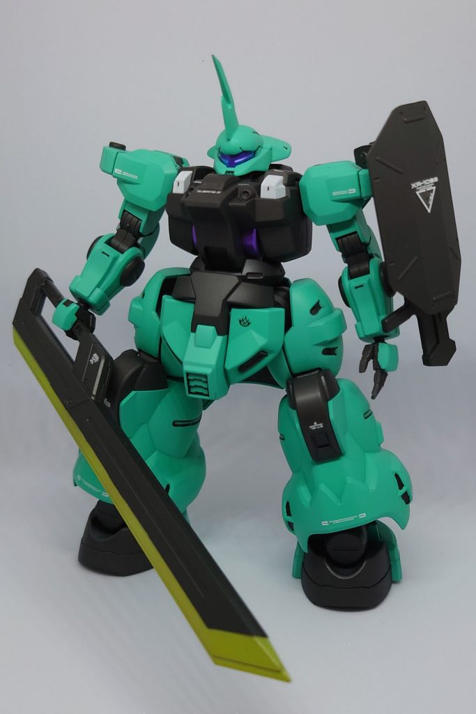 頭部の角の制作と足の合わせ目消し、両肩の加工をしています。