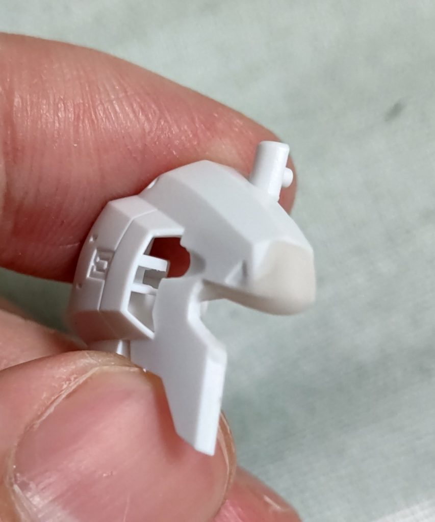 削ってはパテで修正しながらまた削るを何度も繰り返す作業が好きです全体的なディテールやバランスも大事ですけどやっぱり頭部がいかにイケメンかっていうのは大事だと考えてます