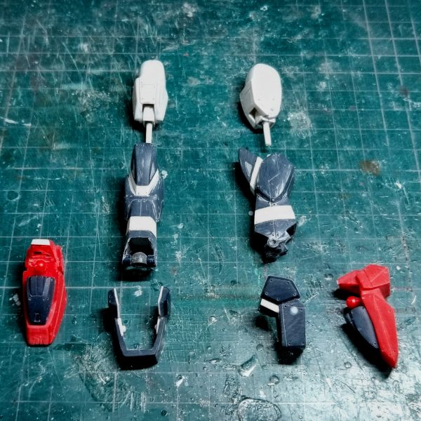 製作中のガンダムシュピーゲルが各部同時進行で進んでるのでなかなか投稿が遅れてますが、この辺から連投で行きます！今回は脚部の加工が終わりました。膝の関節に分割型のを自作して組み込みました。あと腿、膝、脛をプラ材で延長！切り離した足首のアーマーも可動式に加工。足裏のなんちゃってモールドも加工しました。（2枚目）