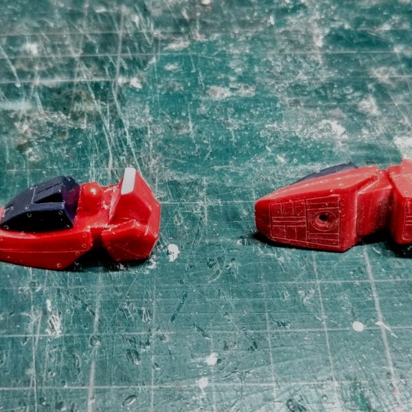 製作中のガンダムシュピーゲルが各部同時進行で進んでるのでなかなか投稿が遅れてますが、この辺から連投で行きます！今回は脚部の加工が終わりました。膝の関節に分割型のを自作して組み込みました。あと腿、膝、脛をプラ材で延長！切り離した足首のアーマーも可動式に加工。足裏のなんちゃってモールドも加工しました。（3枚目）