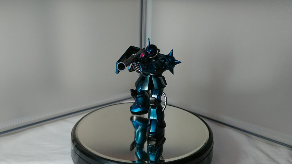 バズーカを構えてポージング