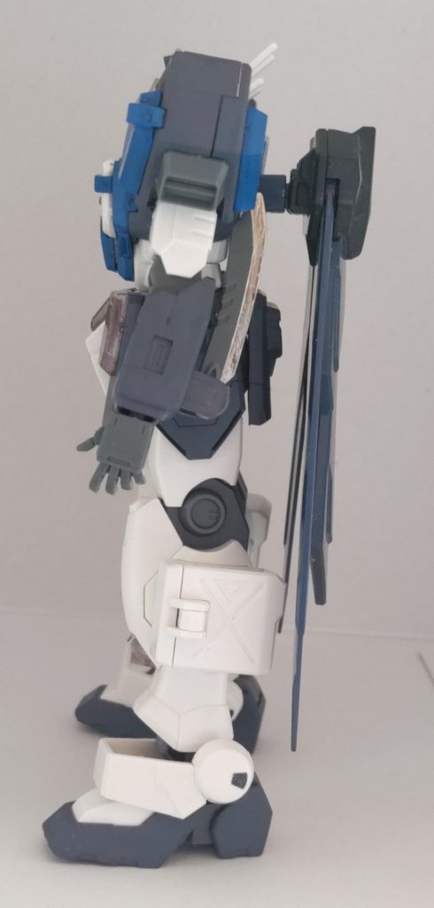 左側、左腕にもアーミーナイフを追加